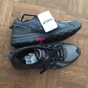 NWT asics running shoes